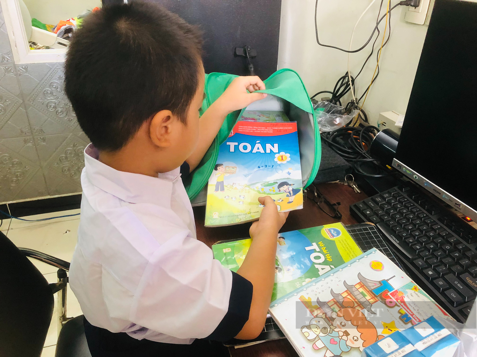 Ngày đầu tiên đến trường của các &quot;tân binh&quot; lớp 1 dù đã bước qua học kỳ II - Ảnh 1.