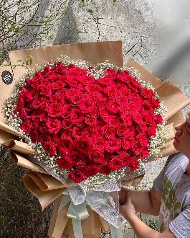 'Phát sốt' với bó hoa toàn đồ ăn, rạp phim, nhà hàng kín chỗ trước Valentine - Ảnh 4.