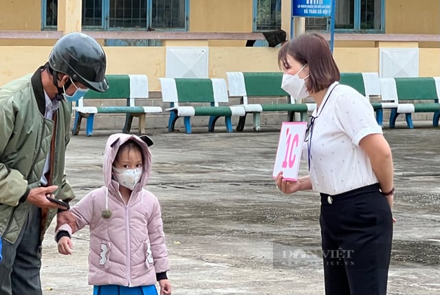 Ngày đầu tiên đến lớp bậc Mầm non, Tiểu học: Phụ huynh dè dặt việc đưa con đến trường  - Ảnh 1.