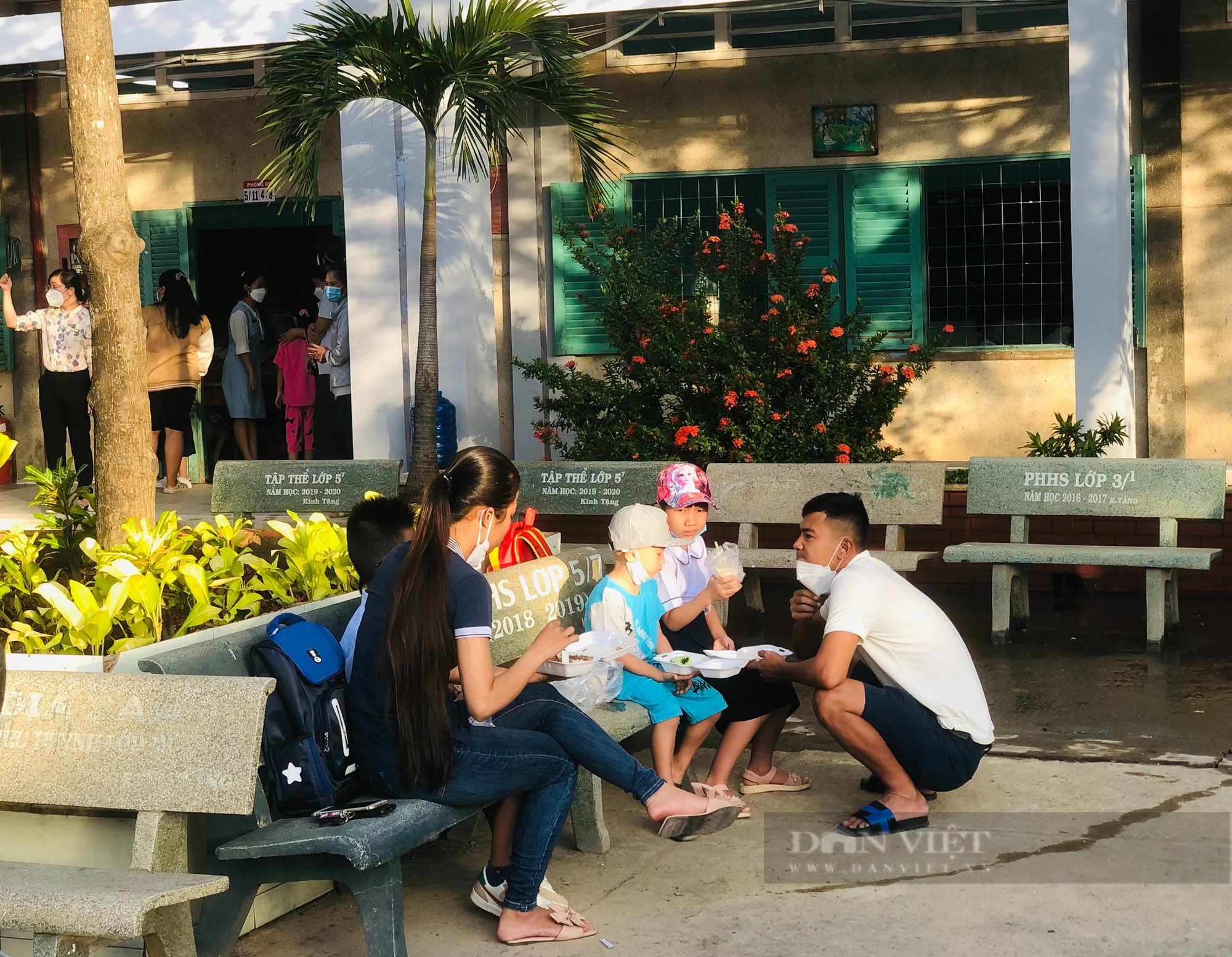 Chùm ảnh: Ai thương con như phụ huynh học sinh lớp 1 - Ảnh 11.