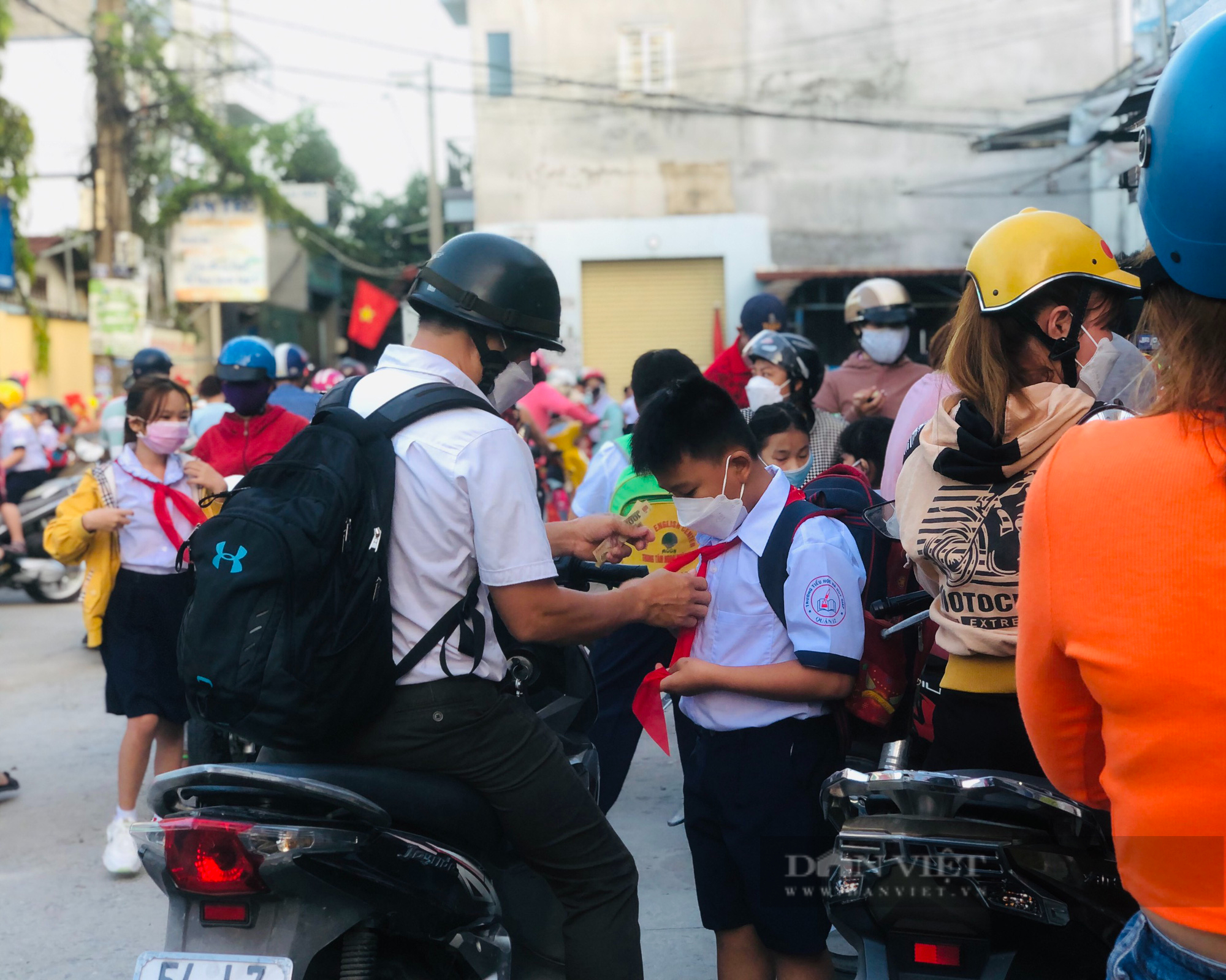 Ngày đầu tiên đến trường của các &quot;tân binh&quot; lớp 1 dù đã bước qua học kỳ II - Ảnh 2.