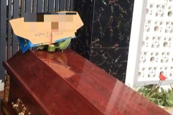 Mang quan tài, mở nhạc đám ma trước nhà chủ hụi để đòi nợ tiền tỷ - Ảnh 1.