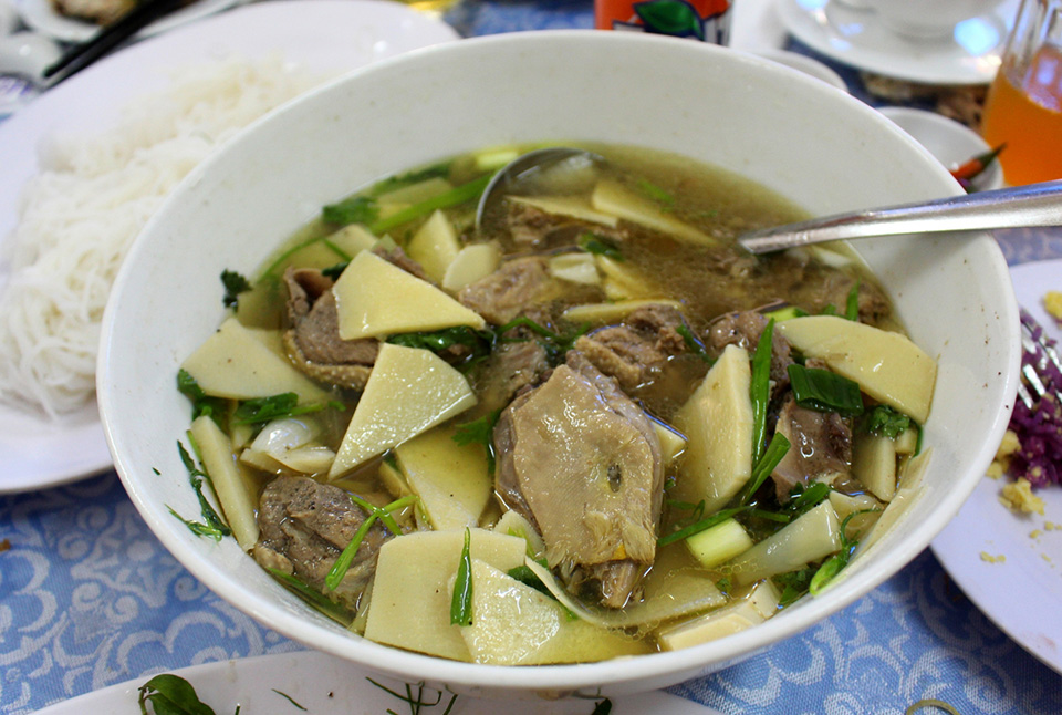 Về Huế nhớ canh măng cán giáo - Ảnh 2.