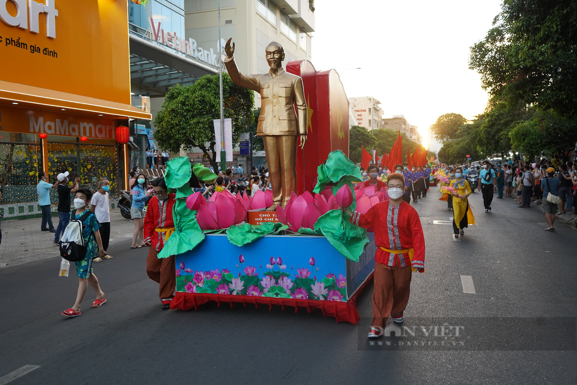 Ảnh: Tưng bừng lễ hội mừng Tết Nguyên tiêu tại TP.HCM - Ảnh 3.