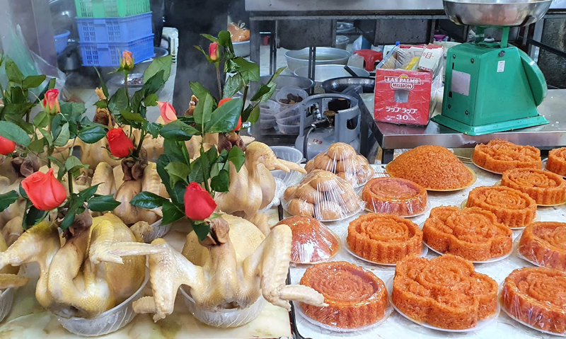 Đi chợ ngày rằm tháng Giêng: Rau xanh, hoa tươi &quot;giảm nhiệt&quot; nhưng giá vẫn cao, thịt, gà, tôm, cá giá như ngày thường - Ảnh 6.