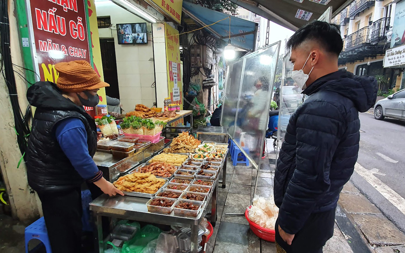 Đi chợ ngày rằm tháng Giêng: Rau xanh, hoa tươi &quot;giảm nhiệt&quot; nhưng giá vẫn cao, thịt, gà, tôm, cá giá như ngày thường - Ảnh 5.