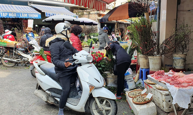 Đi chợ ngày rằm tháng Giêng: Rau xanh, hoa tươi &quot;giảm nhiệt&quot; nhưng giá vẫn cao, thịt, gà, tôm, cá giá như ngày thường - Ảnh 3.