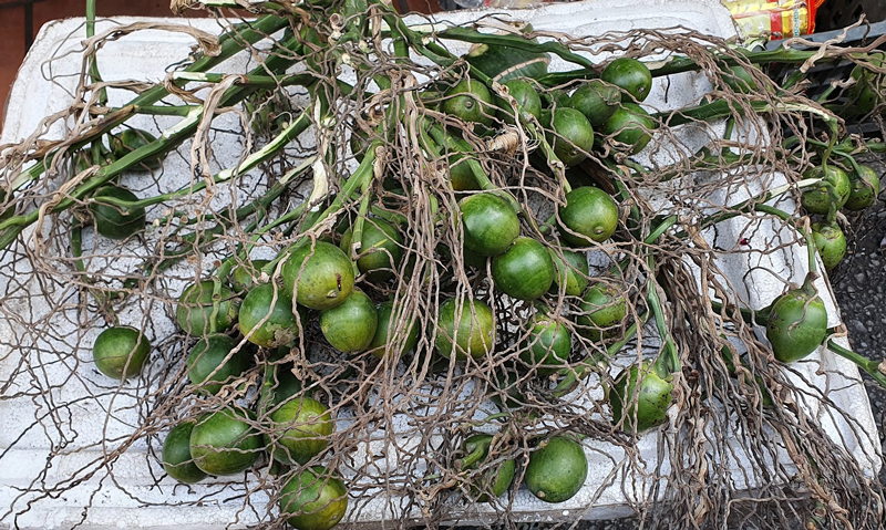Đi chợ ngày rằm tháng Giêng: Rau xanh, hoa tươi &quot;giảm nhiệt&quot; nhưng giá vẫn cao, thịt, gà, tôm, cá giá như ngày thường - Ảnh 4.