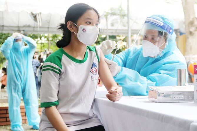 Nhiều tỉnh thành còn chậm tiêm vaccine Covid-19 cho trẻ từ 11-17 tuổi - Ảnh 1.