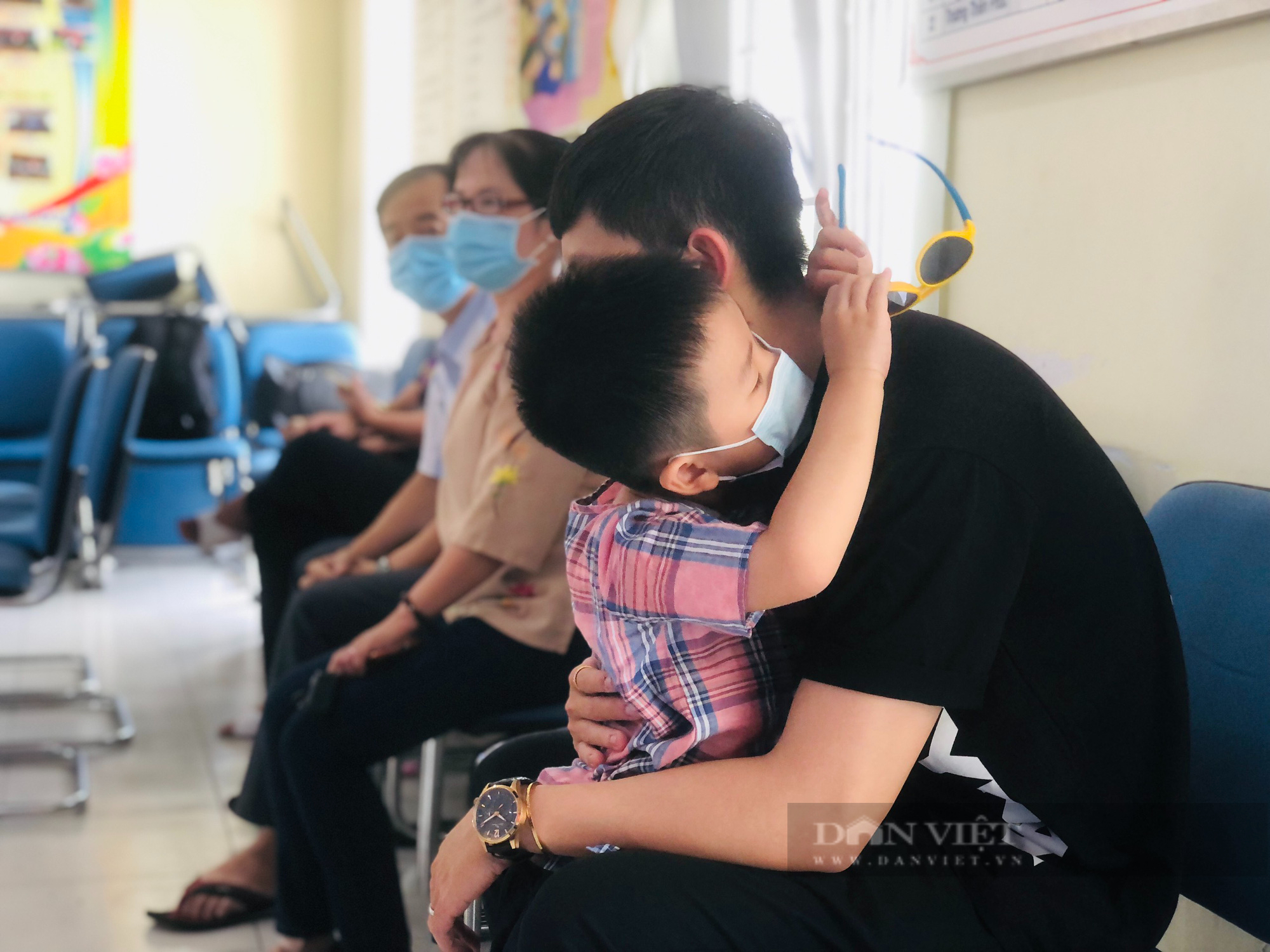 Bịn rịn chia tay gia đình lên đường nhập ngũ: Con trai nhỏ ôm chặt không muốn rời - Ảnh 1.