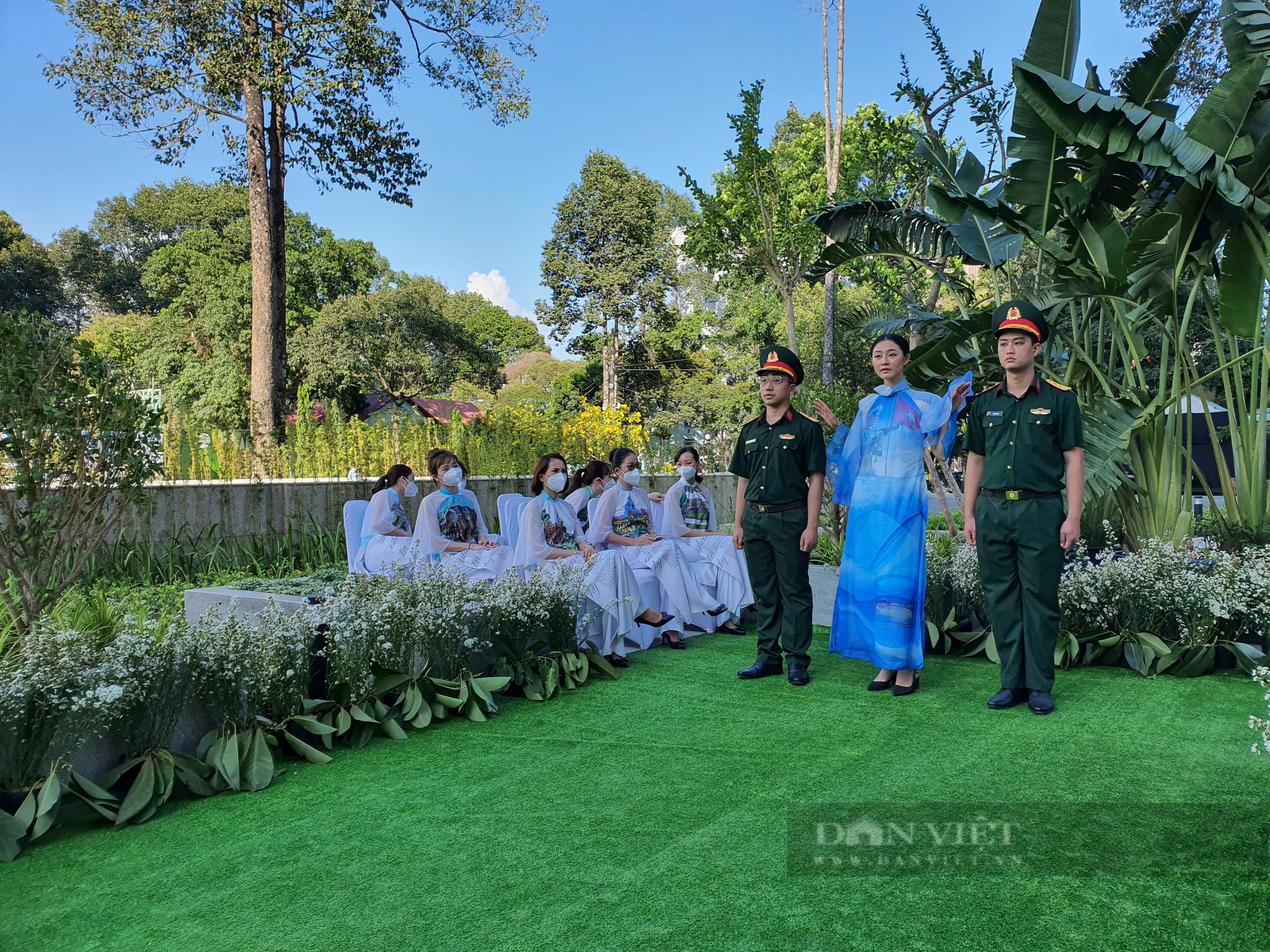 &quot;Mạch sống&quot; – câu chuyện tri ân y bác sĩ qua chiếc áo dài dân tộc - Ảnh 2.
