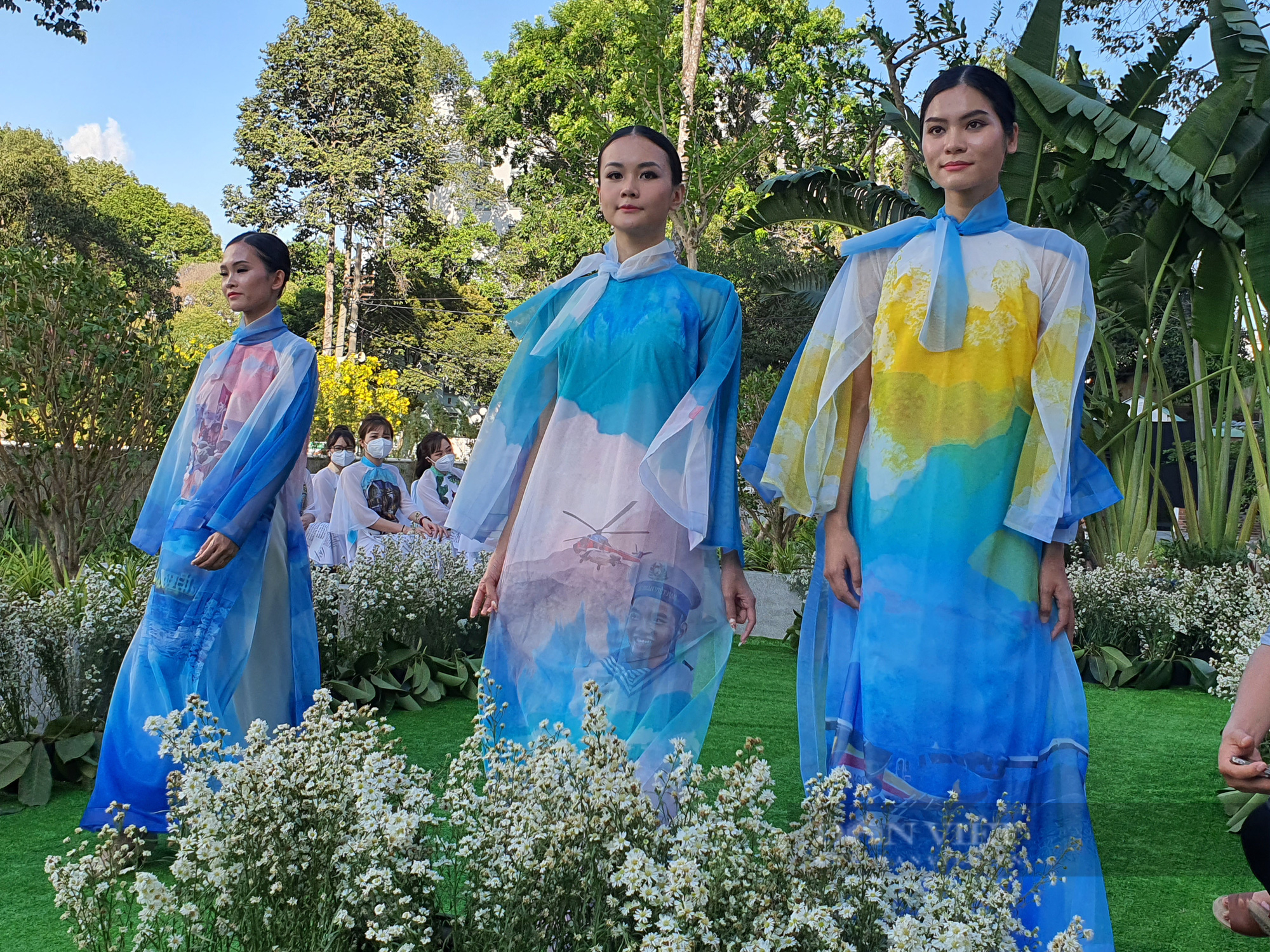&quot;Mạch sống&quot; – câu chuyện tri ân y bác sĩ qua chiếc áo dài dân tộc - Ảnh 4.