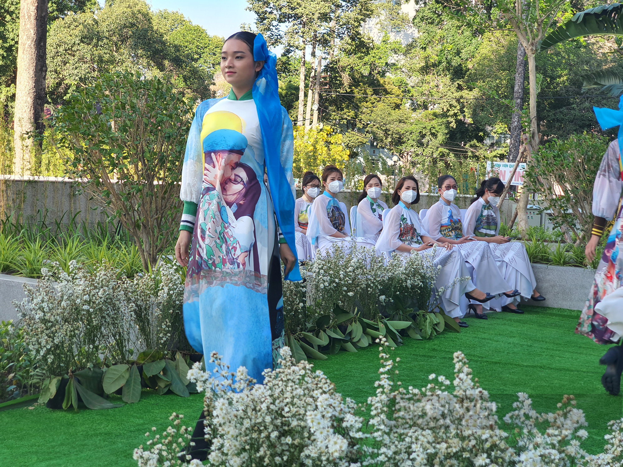 &quot;Mạch sống&quot; – câu chuyện tri ân y bác sĩ qua chiếc áo dài dân tộc - Ảnh 7.