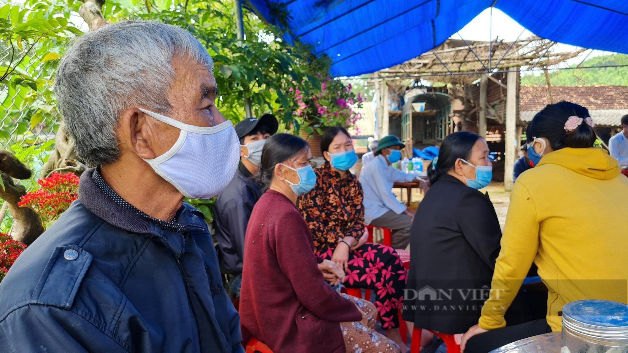 Người mẹ quấn khăn tang khóc ngất bên quan tài con trai tử vong trong ngày đầu nhập học  - Ảnh 4.