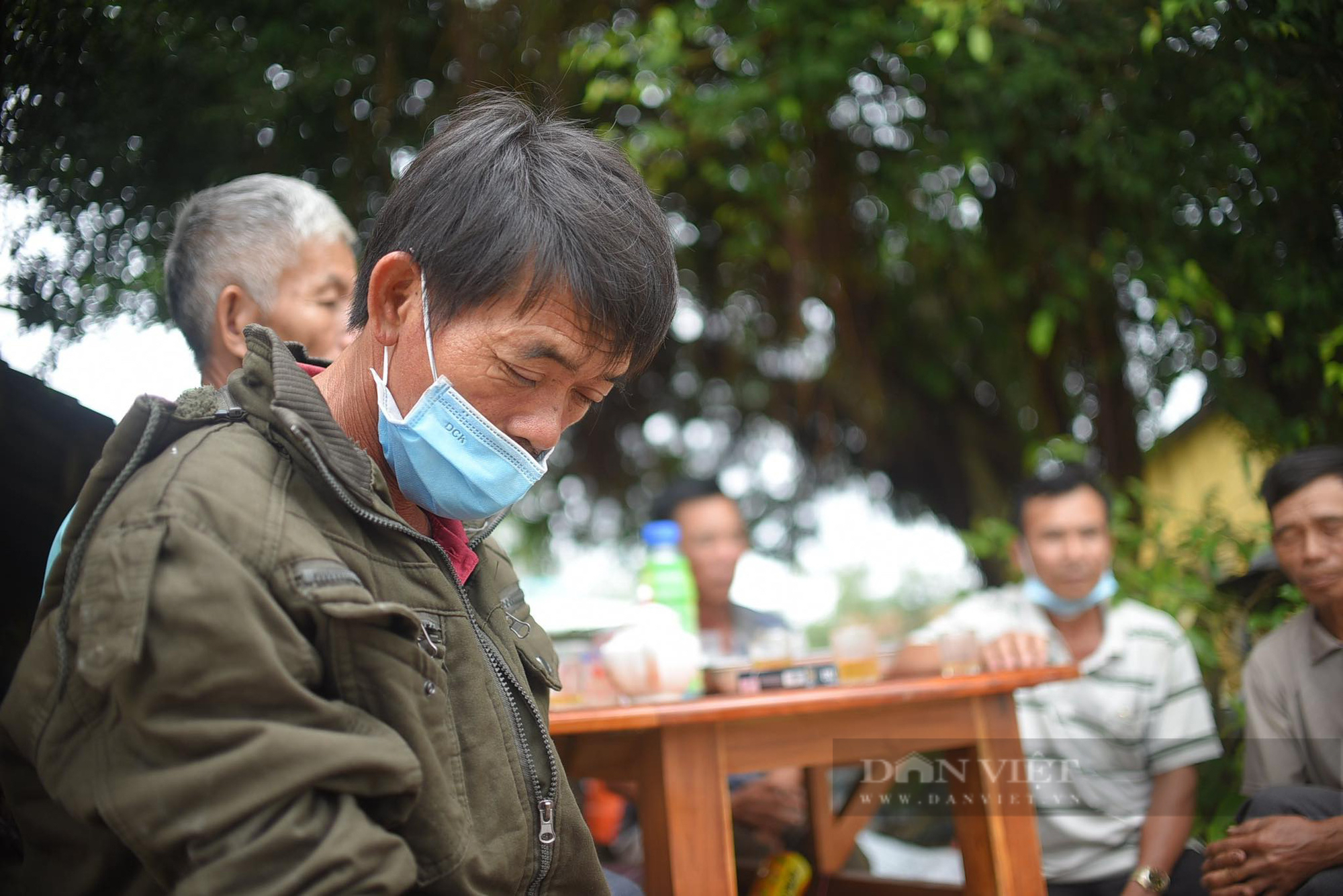 Người mẹ quấn khăn tang khóc ngất bên quan tài con trai tử vong trong ngày đầu nhập học  - Ảnh 7.