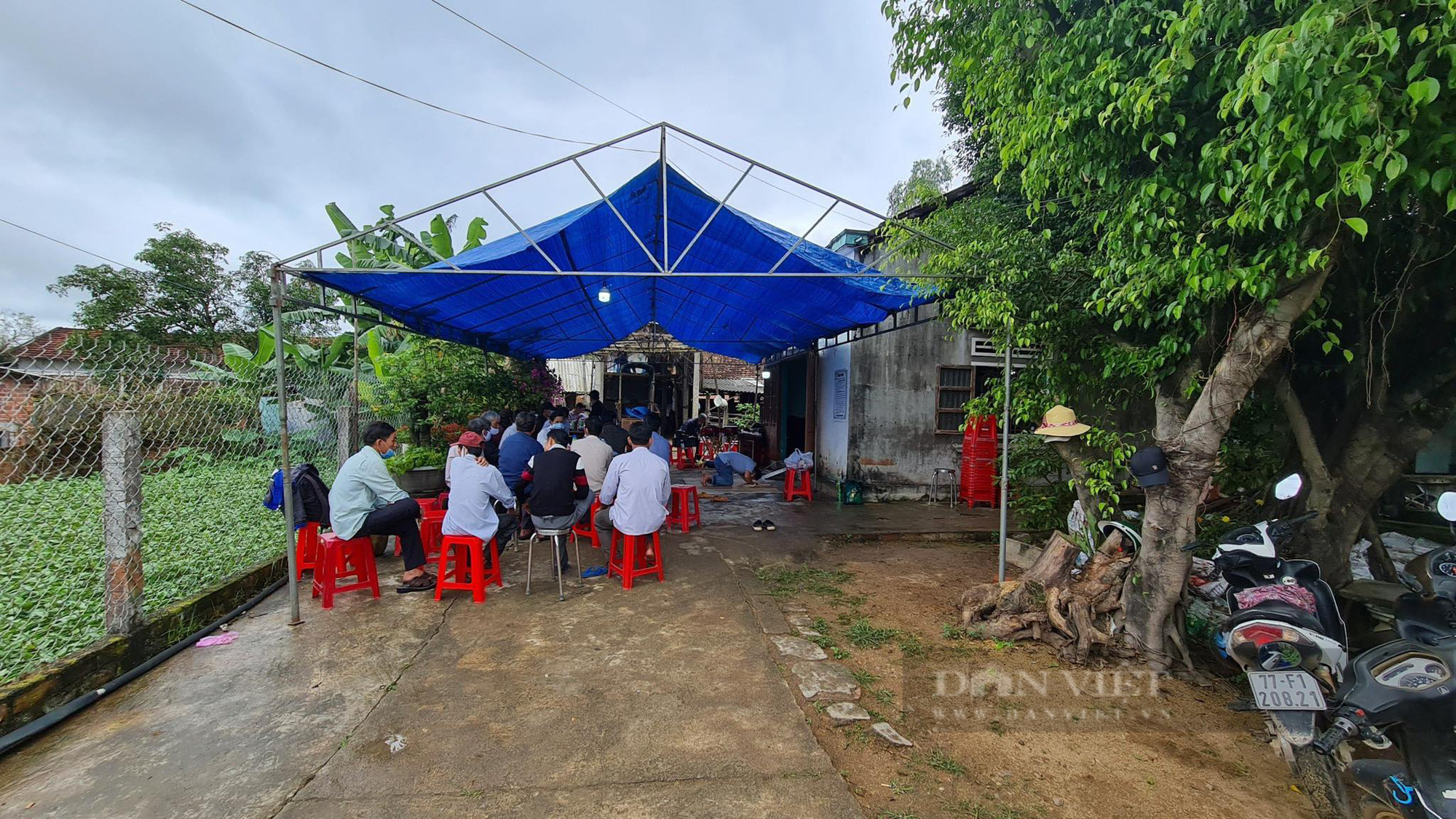 Người mẹ quấn khăn tang khóc ngất bên quan tài con trai tử vong trong ngày đầu nhập học  - Ảnh 5.