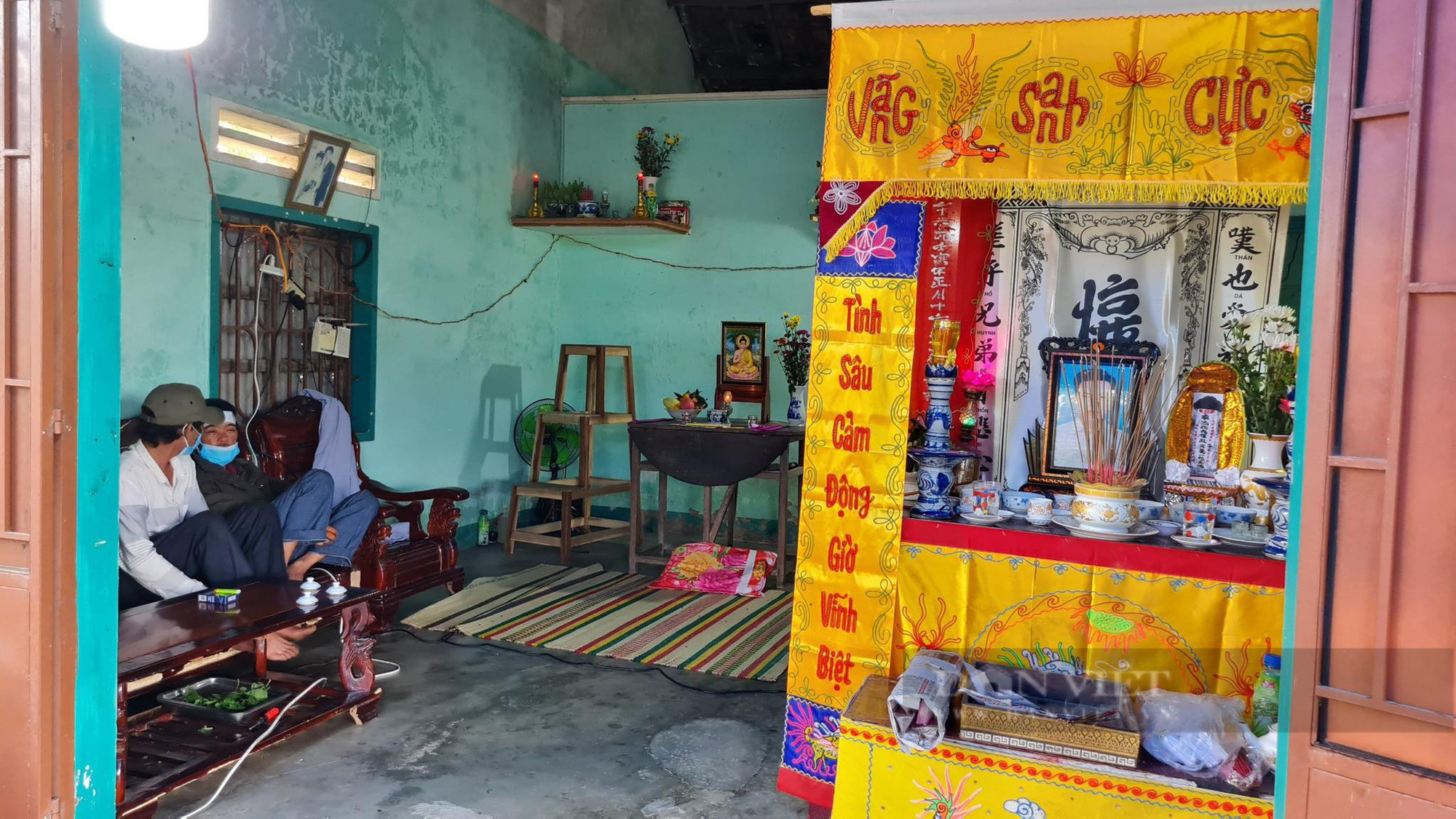 Người mẹ quấn khăn tang khóc ngất bên quan tài con trai tử vong trong ngày đầu nhập học  - Ảnh 6.