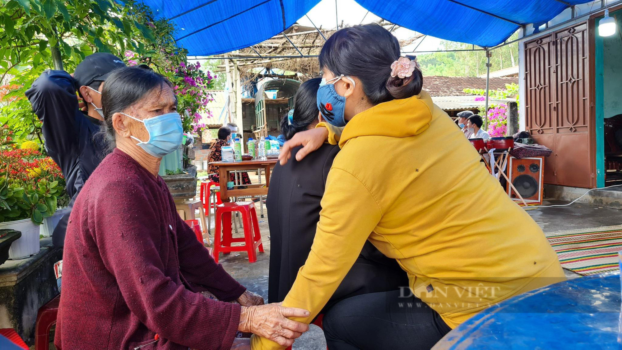 Người mẹ quấn khăn tang khóc ngất bên quan tài con trai tử vong trong ngày đầu nhập học  - Ảnh 8.