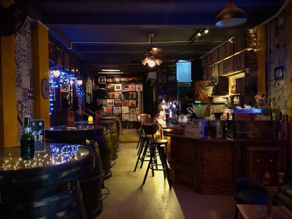 Quán cà phê - pub hiện đại chứa bộ sưu tập đĩa than cổ khổng lồ - Ảnh 1.