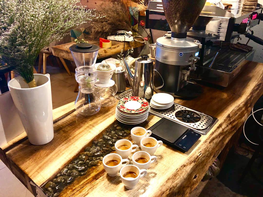 Quán cà phê - pub hiện đại chứa bộ sưu tập đĩa than cổ khổng lồ - Ảnh 7.