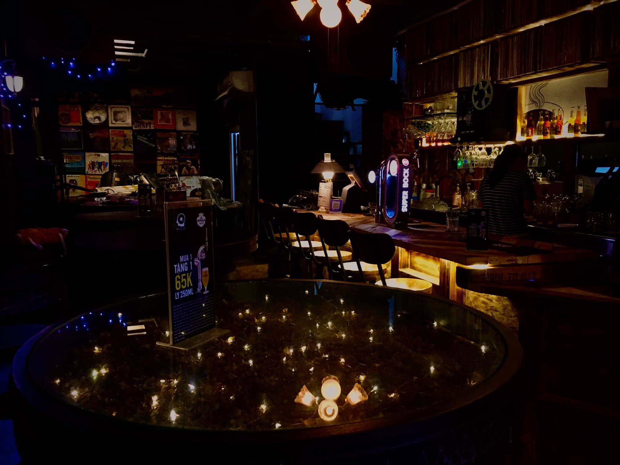 Quán cà phê - pub hiện đại chứa bộ sưu tập đĩa than cổ khổng lồ - Ảnh 5.