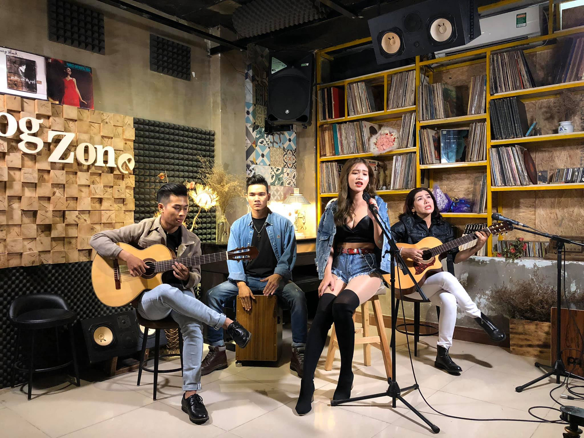 Quán cà phê - pub hiện đại chứa bộ sưu tập đĩa than cổ khổng lồ - Ảnh 3.
