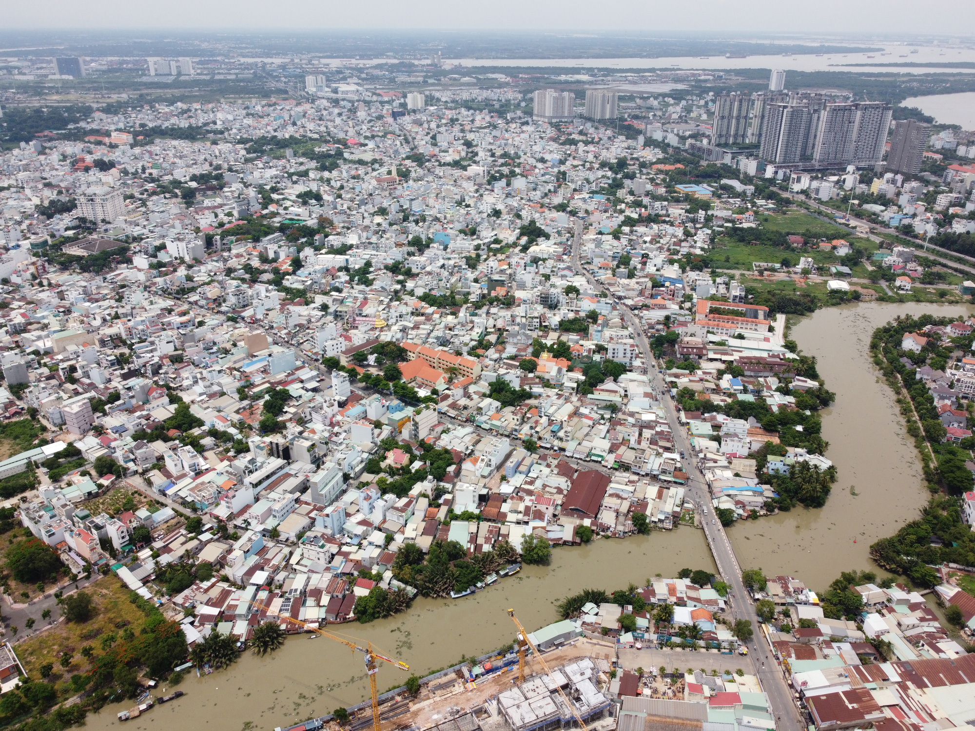 TP.HCM tìm lối thoát cho hàng chục ngàn nhà ven sông - Ảnh 1.