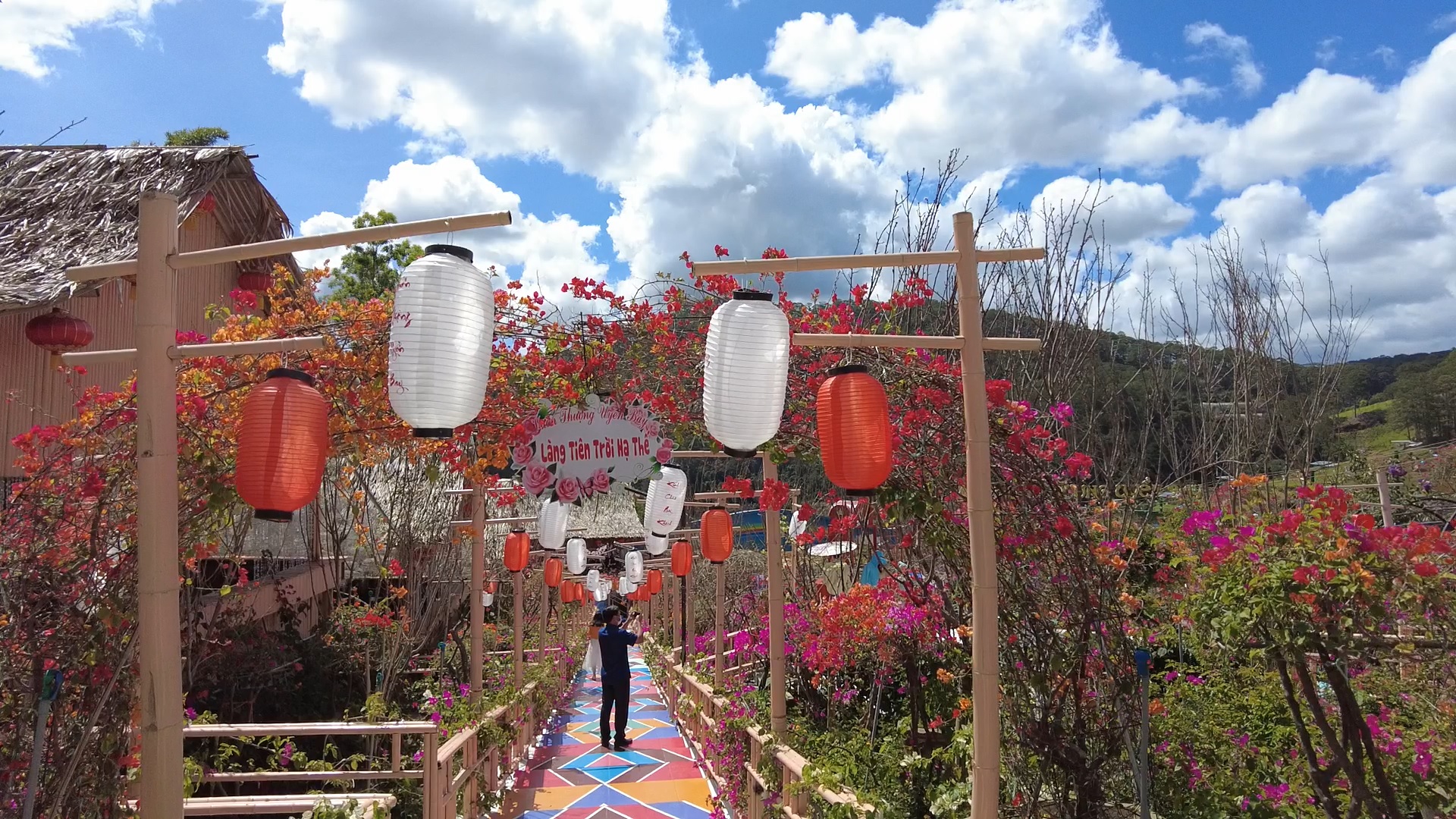 Vườn Thượng Uyển Bay bị &quot;ném đá&quot; vì &quot;lòe loẹt&quot;: Sở Văn hóa đề nghị chỉnh trang lại  - Ảnh 3.