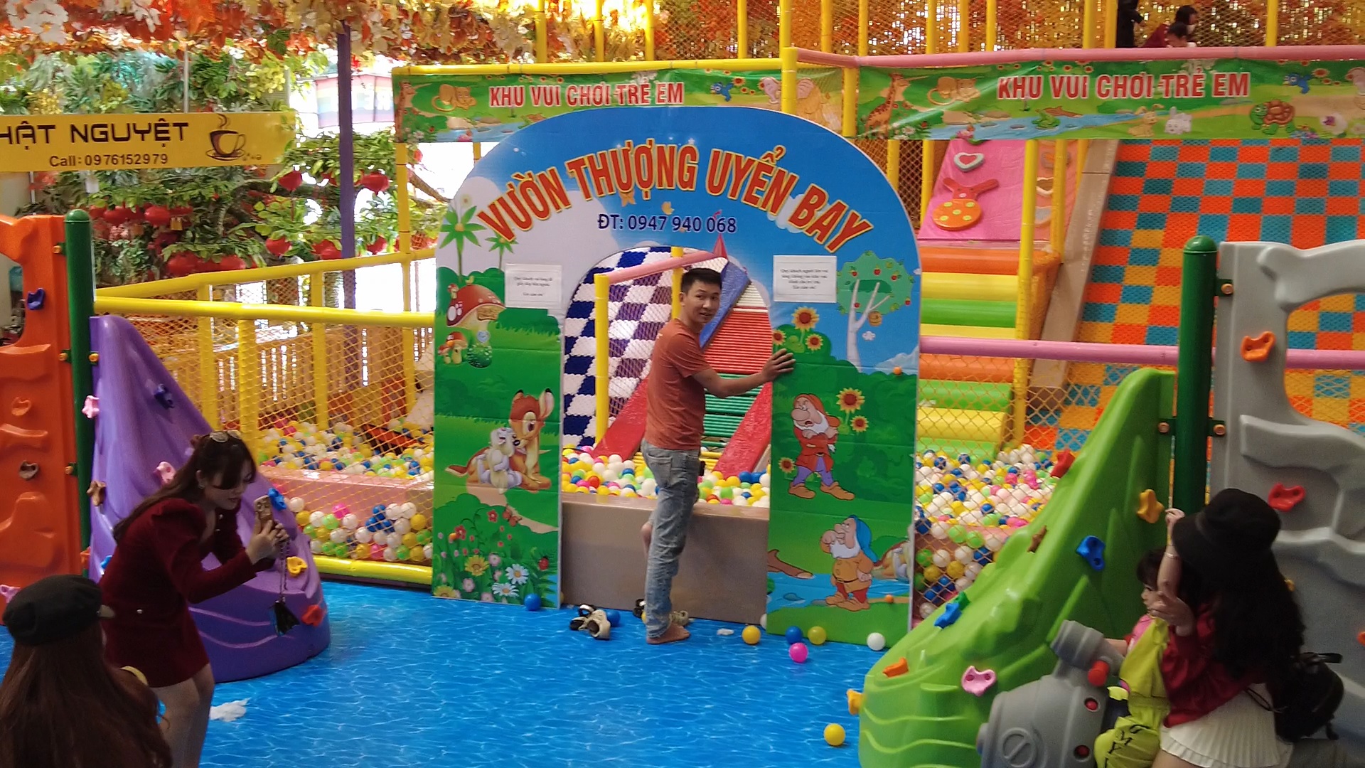 Vườn Thượng Uyển Bay bị &quot;ném đá&quot; vì &quot;lòe loẹt&quot;: Sở Văn hóa đề nghị chỉnh trang lại  - Ảnh 4.