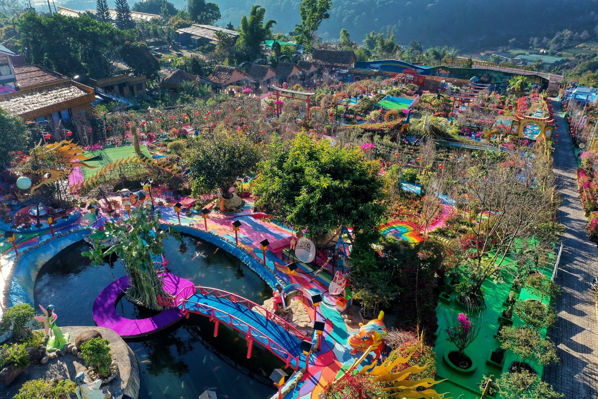 Vườn Thượng Uyển Bay bị &quot;ném đá&quot; vì &quot;lòe loẹt&quot;: Sở Văn hóa đề nghị chỉnh trang lại  - Ảnh 2.