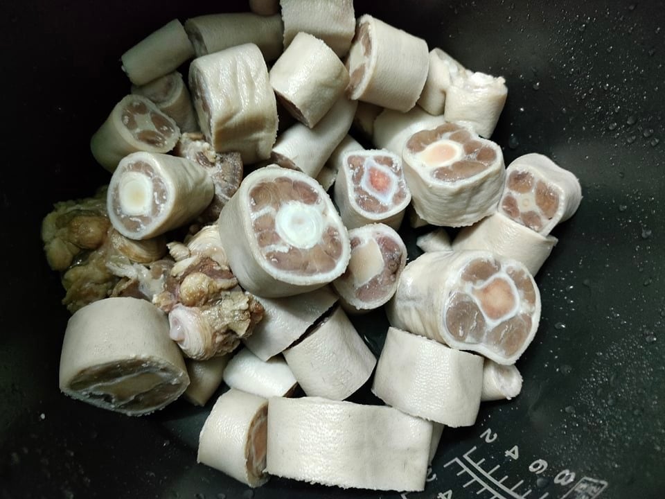 Cách nấu đuôi bò hầm thuốc bắc thơm ngon bổ dưỡng dễ làm nhất - Ảnh 1.