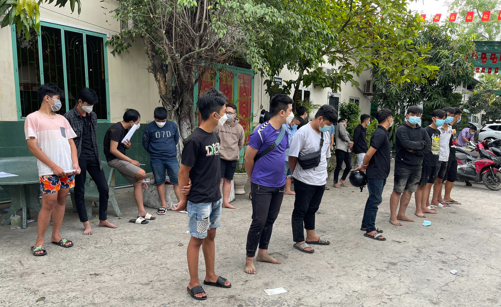 Hơn 100 thanh thiếu niên tổ chức đua xe, lạng lách, so kè tốc độ... rạng sáng nay bị vây bắt - Ảnh 2.