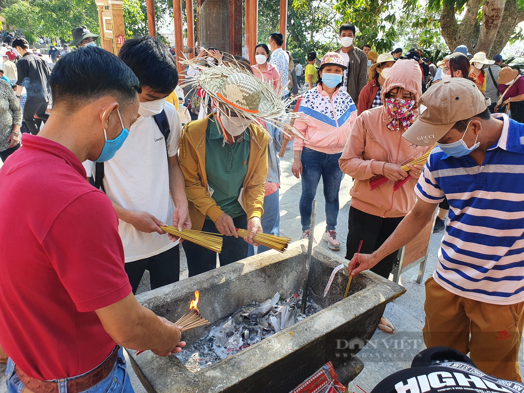 Biển người đổ về núi Bà Đen cúng Bà, du xuân - Ảnh 8.