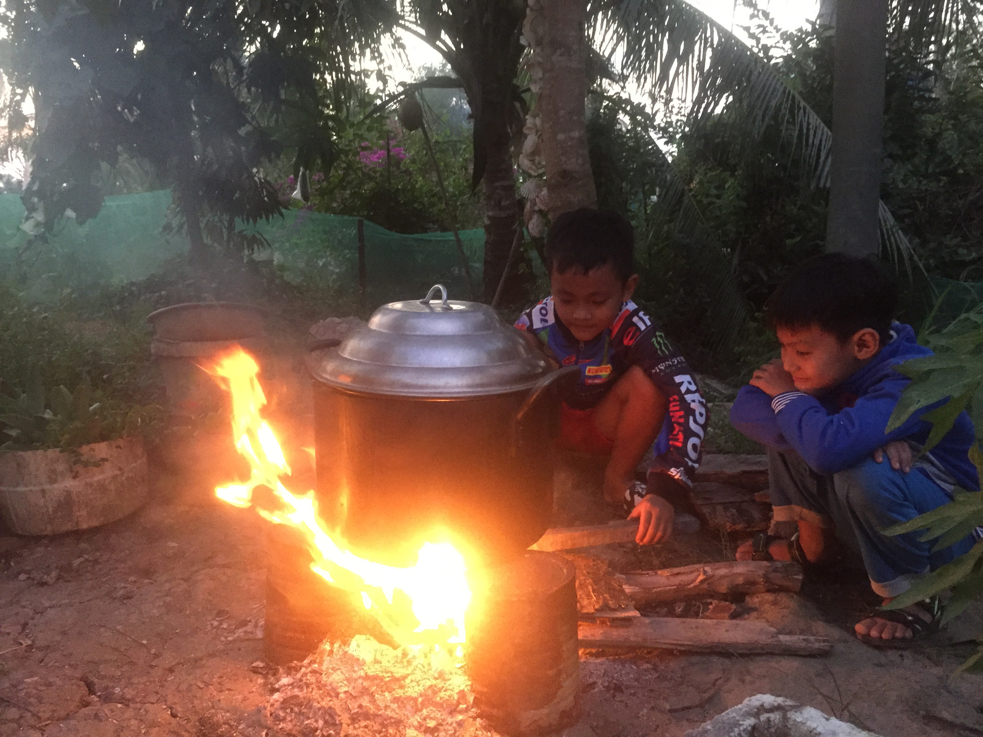 Bài dự thi &quot;Ký ức Tết trong tôi&quot;: Giao thừa ai nấu bánh xuân (chiều mùng 3) - Ảnh 4.