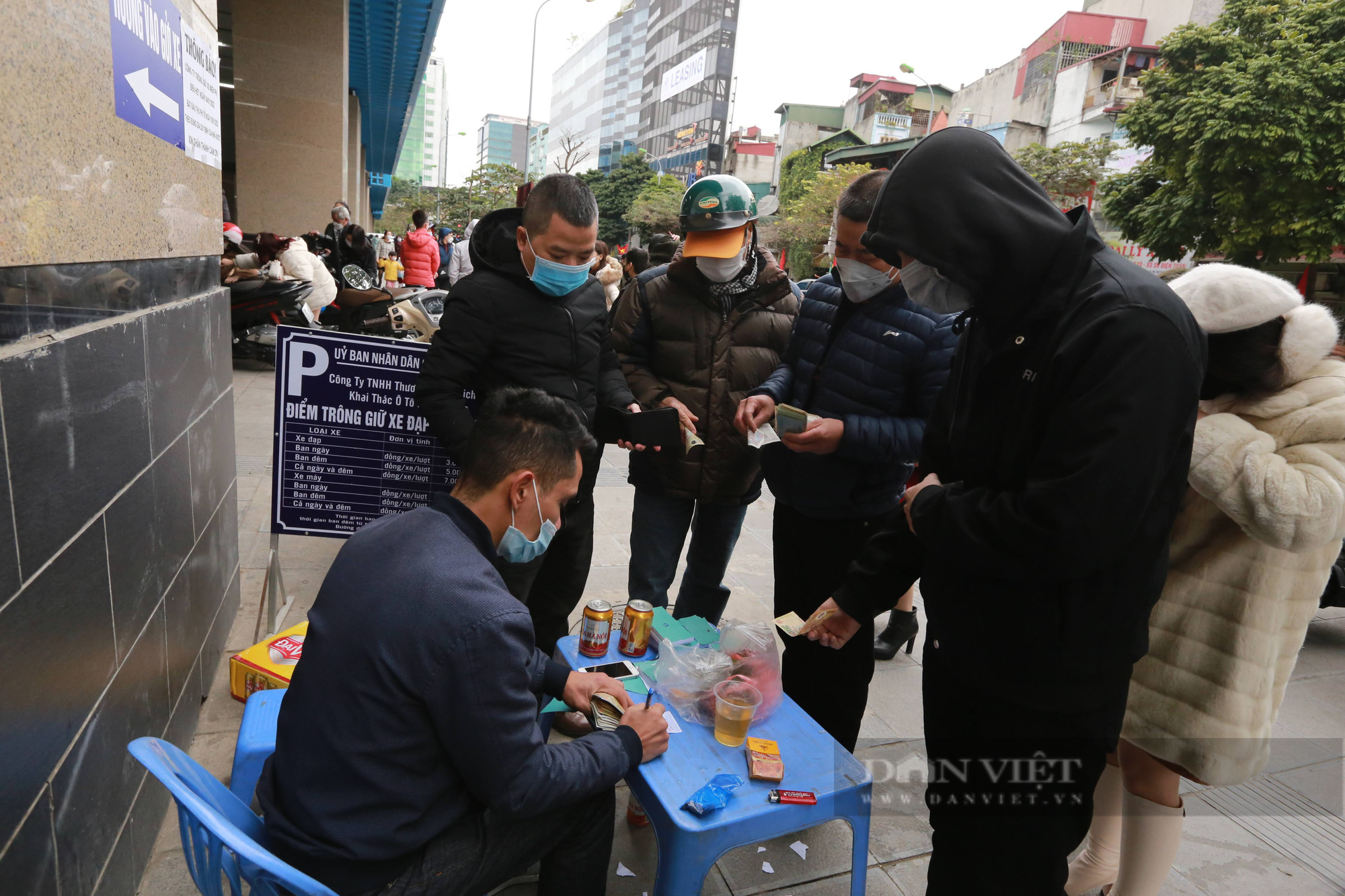 Người dân chen chân du xuân trên tàu Cát Linh - Hà Đông ngày mùng 2 Tết - Ảnh 9.