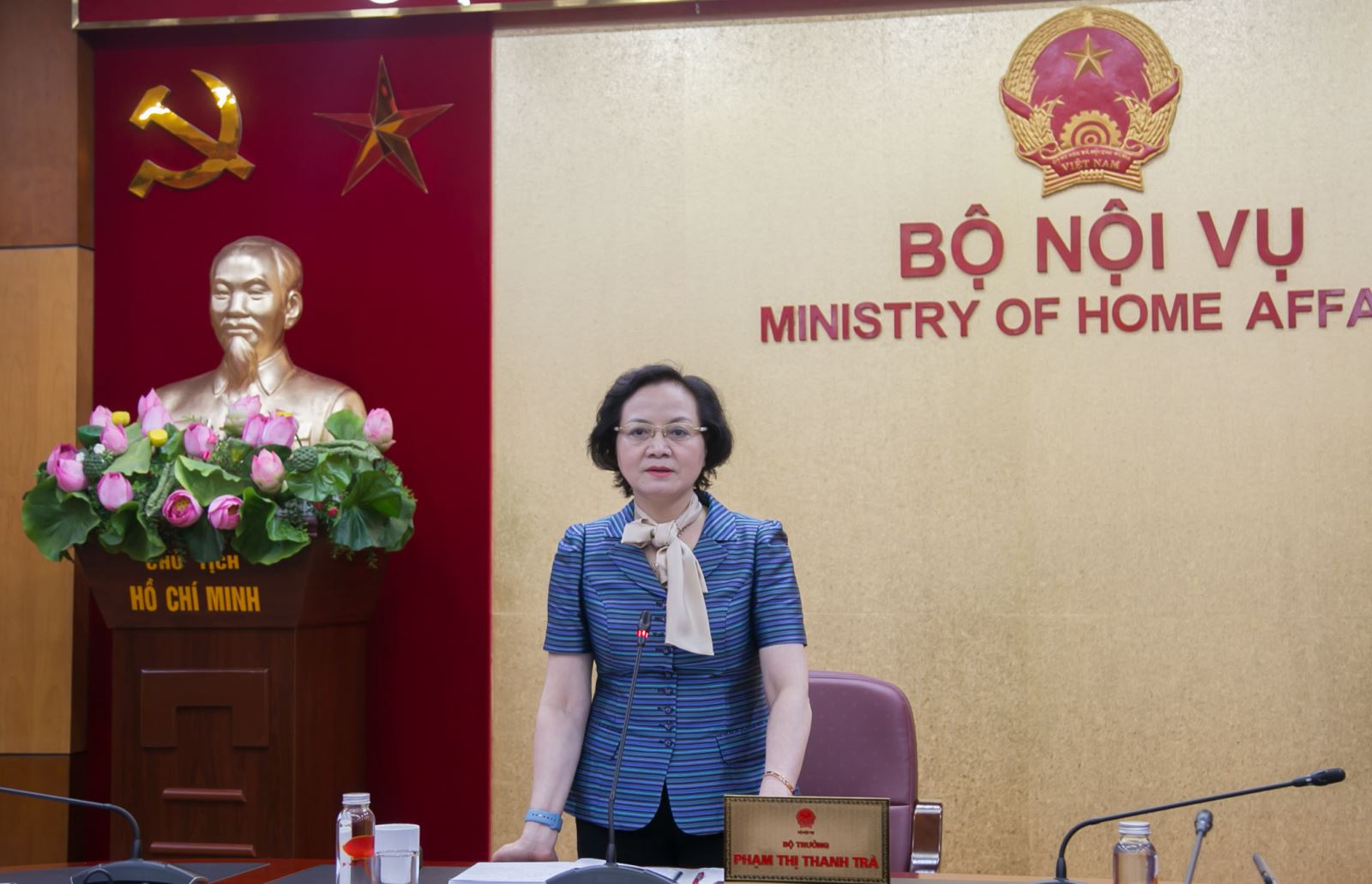 Một năm nỗ lực gỡ &quot;gánh nặng&quot; cho công chức, viên chức của Bộ Nội vụ - Ảnh 1.
