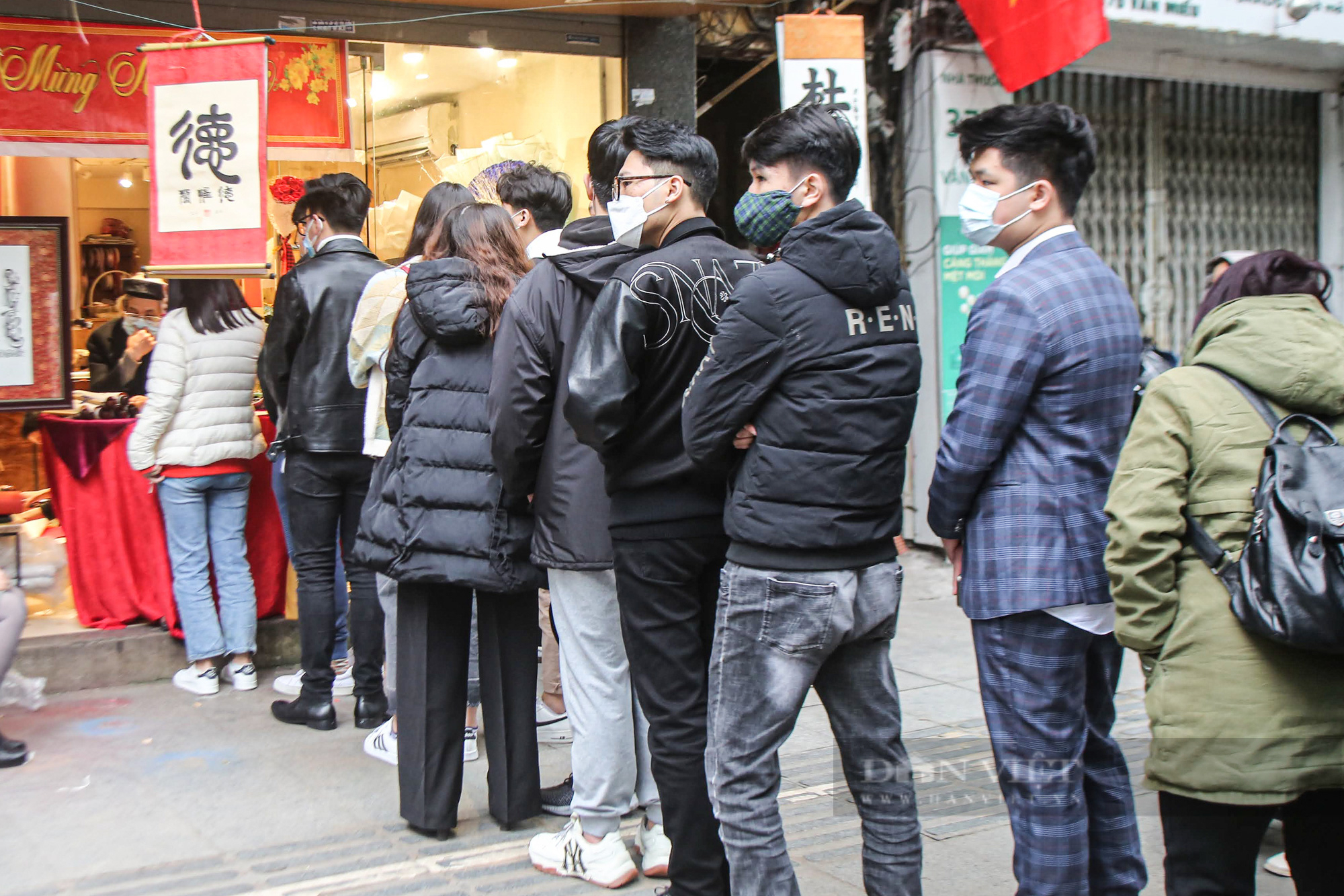 Người dân, sĩ tử vái vọng, xếp hàng xin chữ đầu năm bên ngoài Văn Miếu - Ảnh 7.