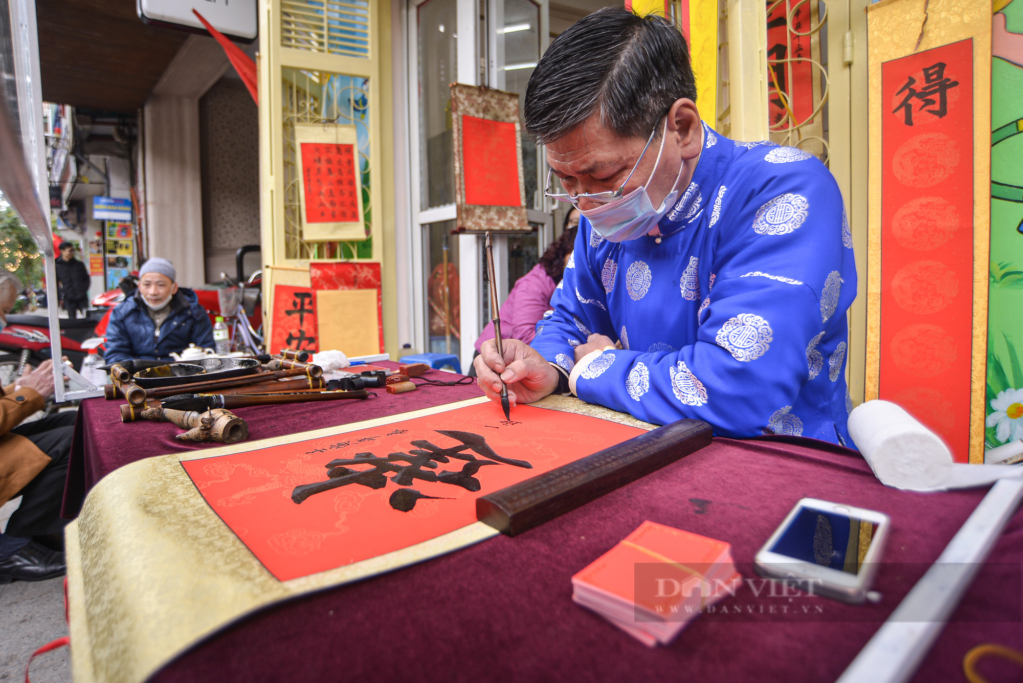 Người dân, sĩ tử vái vọng, xếp hàng xin chữ đầu năm bên ngoài Văn Miếu - Ảnh 11.
