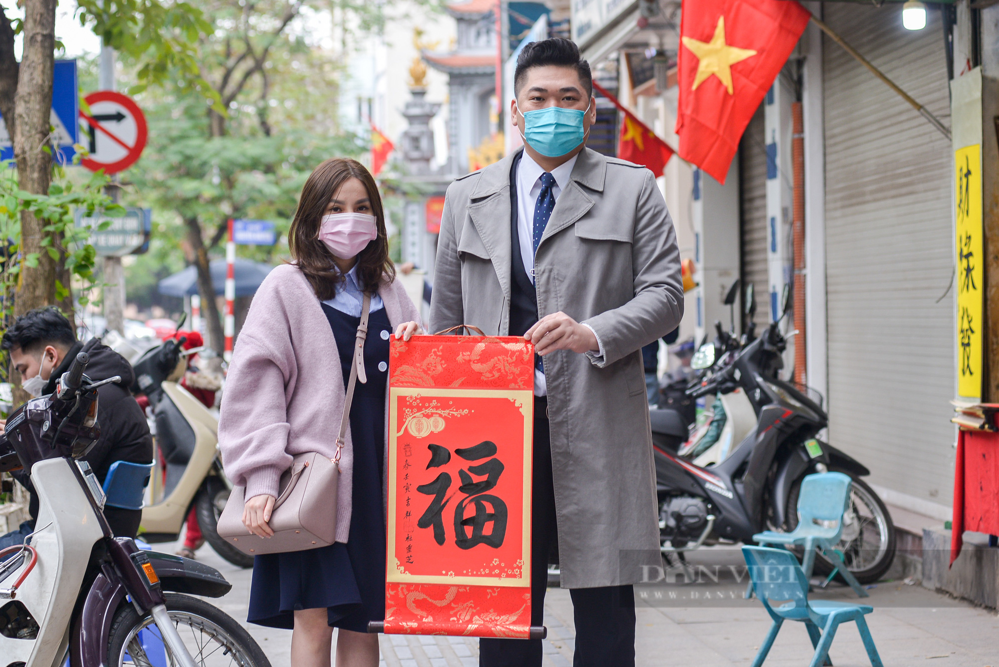 Người dân, sĩ tử vái vọng, xếp hàng xin chữ đầu năm bên ngoài Văn Miếu - Ảnh 13.