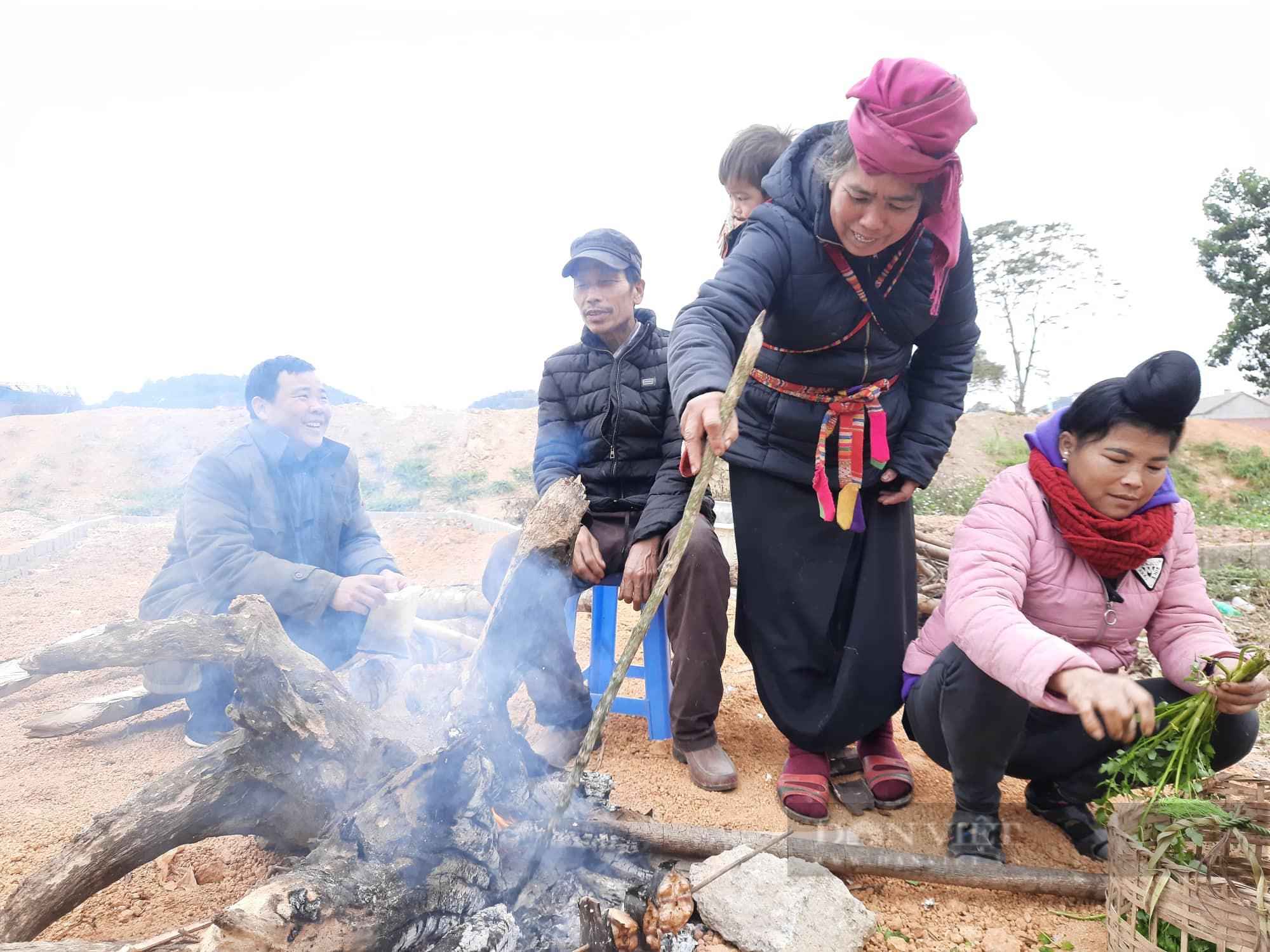  Sơn La: Mưa lớn kèm theo gió bấc, sương mù dày đặc, người dân co ro trong giá rét - Ảnh 1.