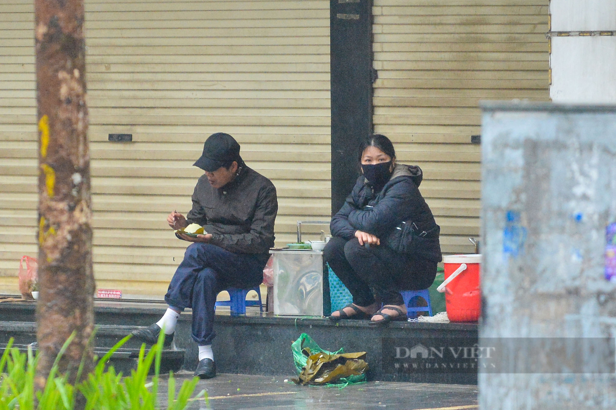 Người dân Hà Nội vất vả mưu sinh trong đợt rét kỷ lục  - Ảnh 9.