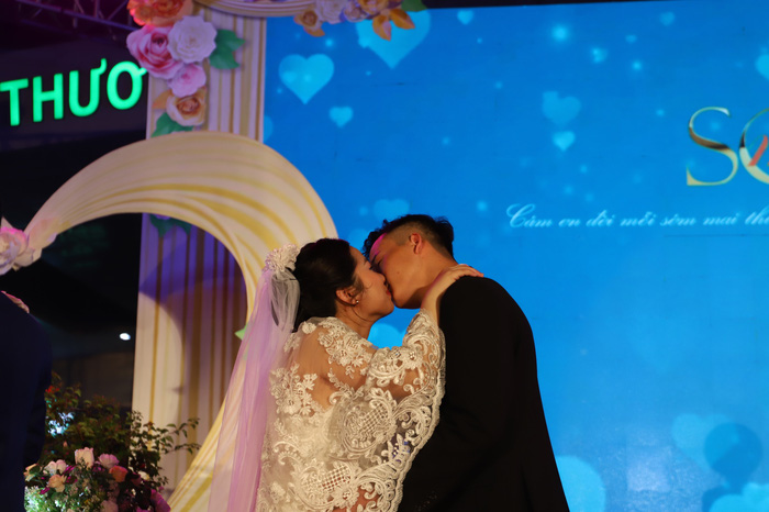 Xúc động những hình ảnh trong đám cưới tập thể của các y, bác sĩ tuyến đầu chống dịch - Ảnh 4.