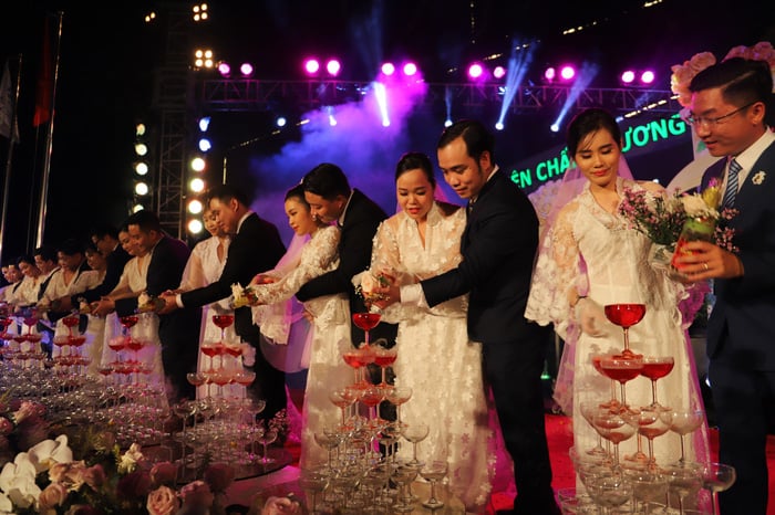 Xúc động những hình ảnh trong đám cưới tập thể của các y, bác sĩ tuyến đầu chống dịch - Ảnh 3.