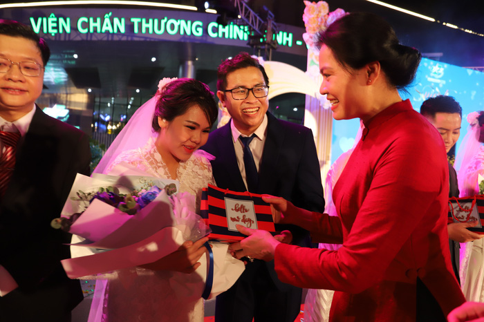 Xúc động những hình ảnh trong đám cưới tập thể của các y, bác sĩ tuyến đầu chống dịch - Ảnh 5.
