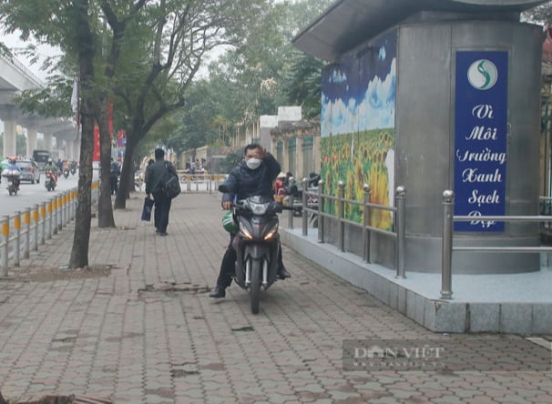 Hà Nội lắp rào chắn kín vỉa hè, người dân “vô tư” bày đồ đạc, bán trà đá - Ảnh 12.