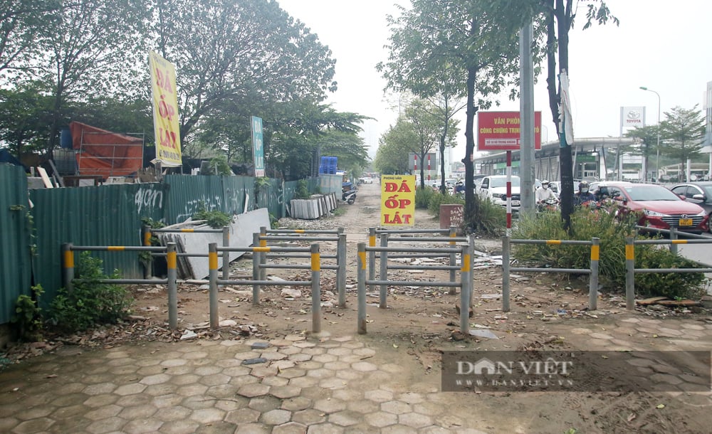 Hà Nội lắp rào chắn kín vỉa hè, người dân “vô tư” bày đồ đạc, bán trà đá - Ảnh 2.