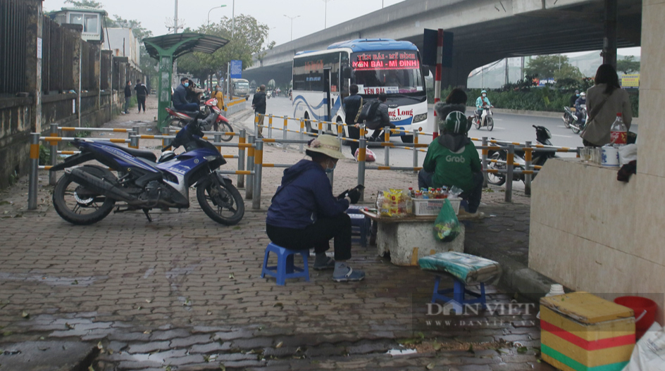 Hà Nội lắp rào chắn kín vỉa hè, người dân “vô tư” bày đồ đạc, bán trà đá - Ảnh 10.