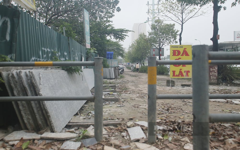 Hà Nội lắp rào chắn kín vỉa hè, người dân “vô tư” bày đồ đạc, bán trà đá - Ảnh 6.