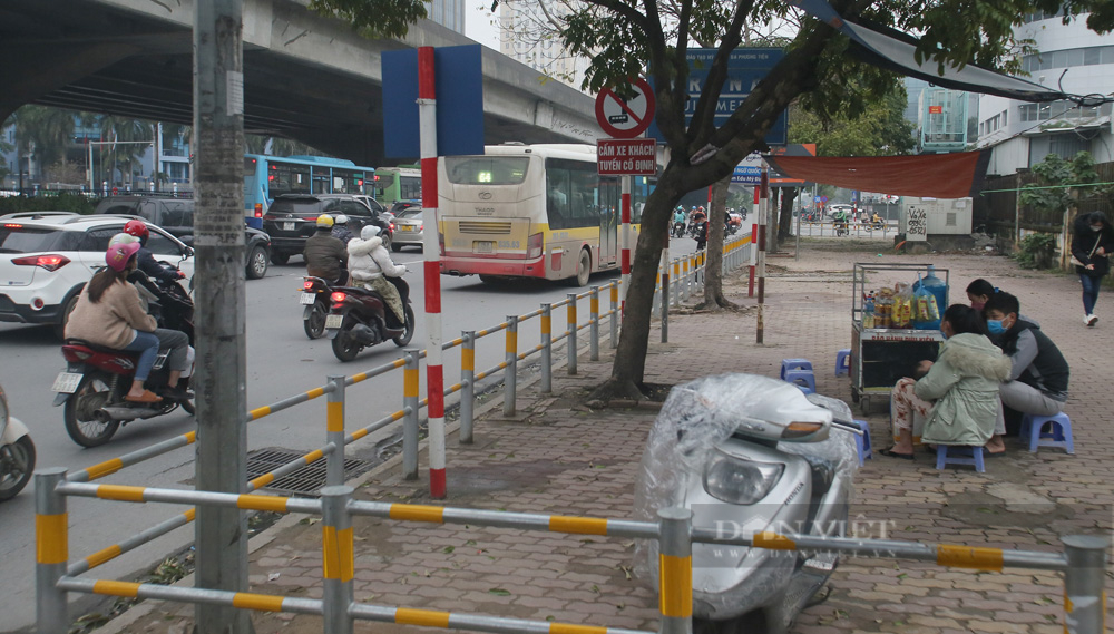 Hà Nội lắp rào chắn kín vỉa hè, người dân “vô tư” bày đồ đạc, bán trà đá - Ảnh 9.