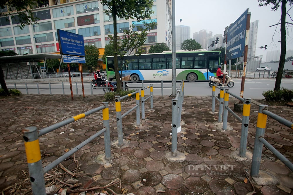 Hà Nội lắp rào chắn kín vỉa hè, người dân “vô tư” bày đồ đạc, bán trà đá - Ảnh 3.